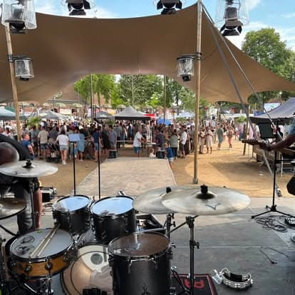 Uitzicht vanaf het drumstel over het volle festivalterrein