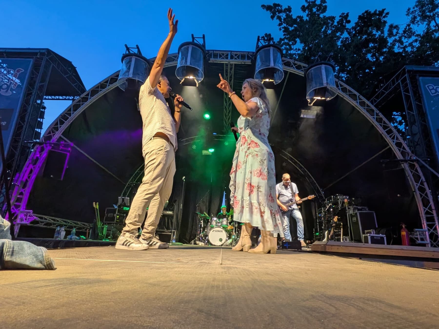 De zanger en zangeres van DaVinci met de armen in de lucht op het podium