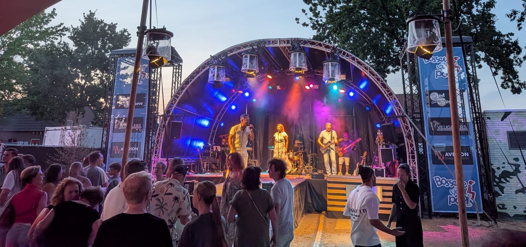 DaVinci live op het verlichte festivalpodium van Bosseve vör Paol, met publiek op de voorgrond